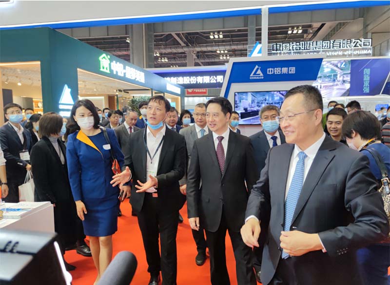 铝板厂家_全国政协常委、中国有色金属工业协会党委书记葛红林等领导到公司展位参观指导