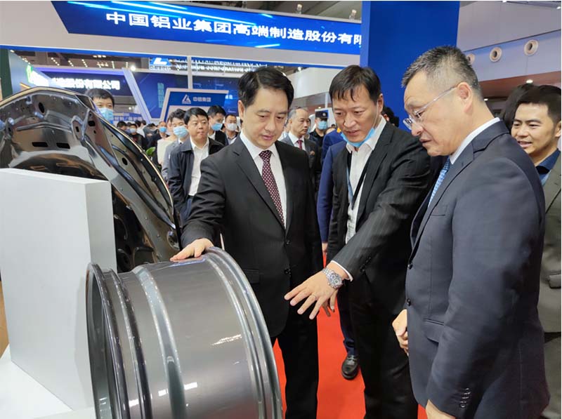铝板厂家_全国政协常委、中国有色金属工业协会党委书记葛红林等领导到公司展位参观指导
